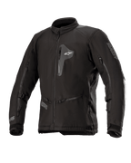 Alpinestars Venture XT jakke, sort tekstil motorcykeljakke, set forfra med brystlomme med lynlås og store ventilationsåbninger på ærmerne, justerbare stropper på armene, høj krave, vandafvisende konstruktion til adventure touring.