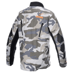 Alpinestars Venture XT-jakke, Mojave Camo Orange Fluo, set bagfra med gråt og hvidt camouflagemønster, orange ASTARS-logo øverst på ryggen, sorte ventilationslynlåse og forstærkede armpaneler, adventure touring motorcykeljakke.
