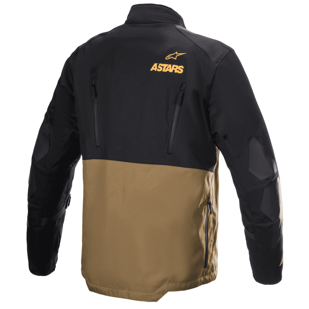 Alpinestars Venture XT jakke, adventure touring motorcykeljakke, camel og sort, set bagfra med orange Astars-logo, vertikale ventilationslynlåse og forstærkede albuepaneler