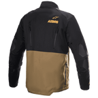 Alpinestars Venture XT jakke, adventure touring motorcykeljakke, camel og sort, set bagfra med orange Astars-logo, vertikale ventilationslynlåse og forstærkede albuepaneler