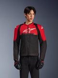 Alpinestars SMX Air-jakke, motorcykel-meshjakke, klar rød og sort, båret af en model med sorte kørehandsker, med et stort hvidt logo på brystet, ventileret tekstilkonstruktion med røde skulderpaneler og sorte ærmer, sportsligt performance-udstyr til kørsel i varmt vejr