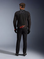Alpinestars SMX Air-jakke, sort med lysende rødt logo, set bagfra, viser Tech-Air Ready-branding og mesh-ventilationspaneler, båret med sorte bukser og handsker, højtydende sports- og racermotorcykeludstyr