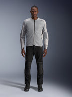 Alpinestars C-1 Air-jakke i sølv, urban tekstil-motorcykeljakke til mænd med ventilerede mesh-paneler, båret af en model med sorte kørebukser og sorte støvler, moderne pendlingsstil