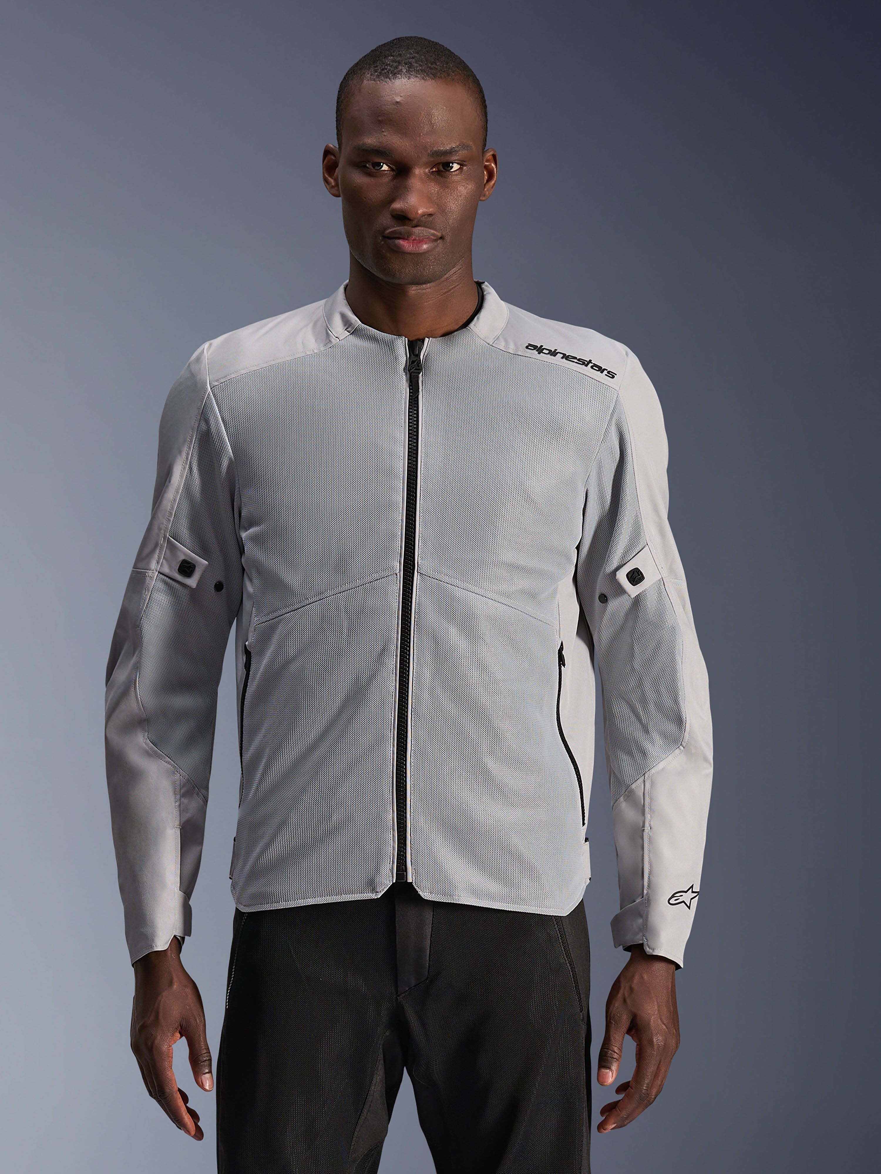 Alpinestars C-1 Air-jakke, urban motorcykeljakke, sølv og grå, med store tech mesh-paneler på brystet og ærmerne, sort central lynlås, minimalistisk branding på skulderen, let og ventileret design til pendling i byen