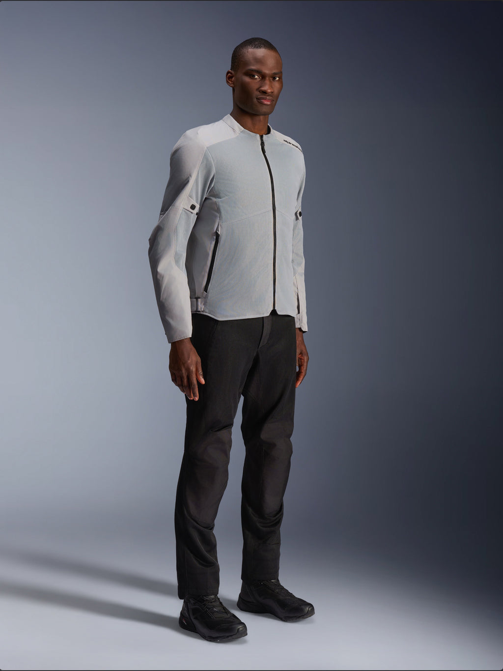 Alpinestars C-1 Air jakke i sølv og grå, urban motorcykeljakke, letvægts tekstil- og mesh-konstruktion, båret med sorte kørebukser og sort fodtøj, rent og moderne design til bykørsel