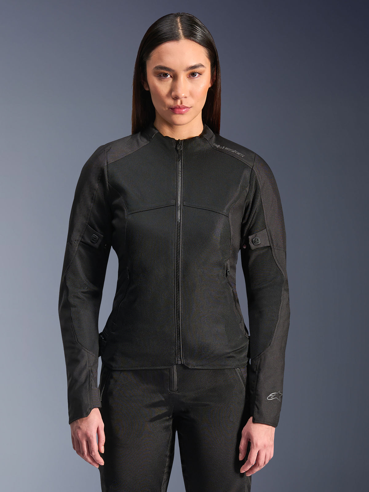 Alpinestars Stella C-1 Air jakke, dame motorcykeljakke, sort, model iført en stilfuld jakke med lynlås og tech mesh-paneler, tætsiddende design med subtile reflekterende logoer på skulder og ærmemanchet