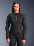 Alpinestars Stella C-1 Air jakke, dame motorcykeljakke, sort, model iført en stilfuld jakke med lynlås og tech mesh-paneler, tætsiddende design med subtile reflekterende logoer på skulder og ærmemanchet