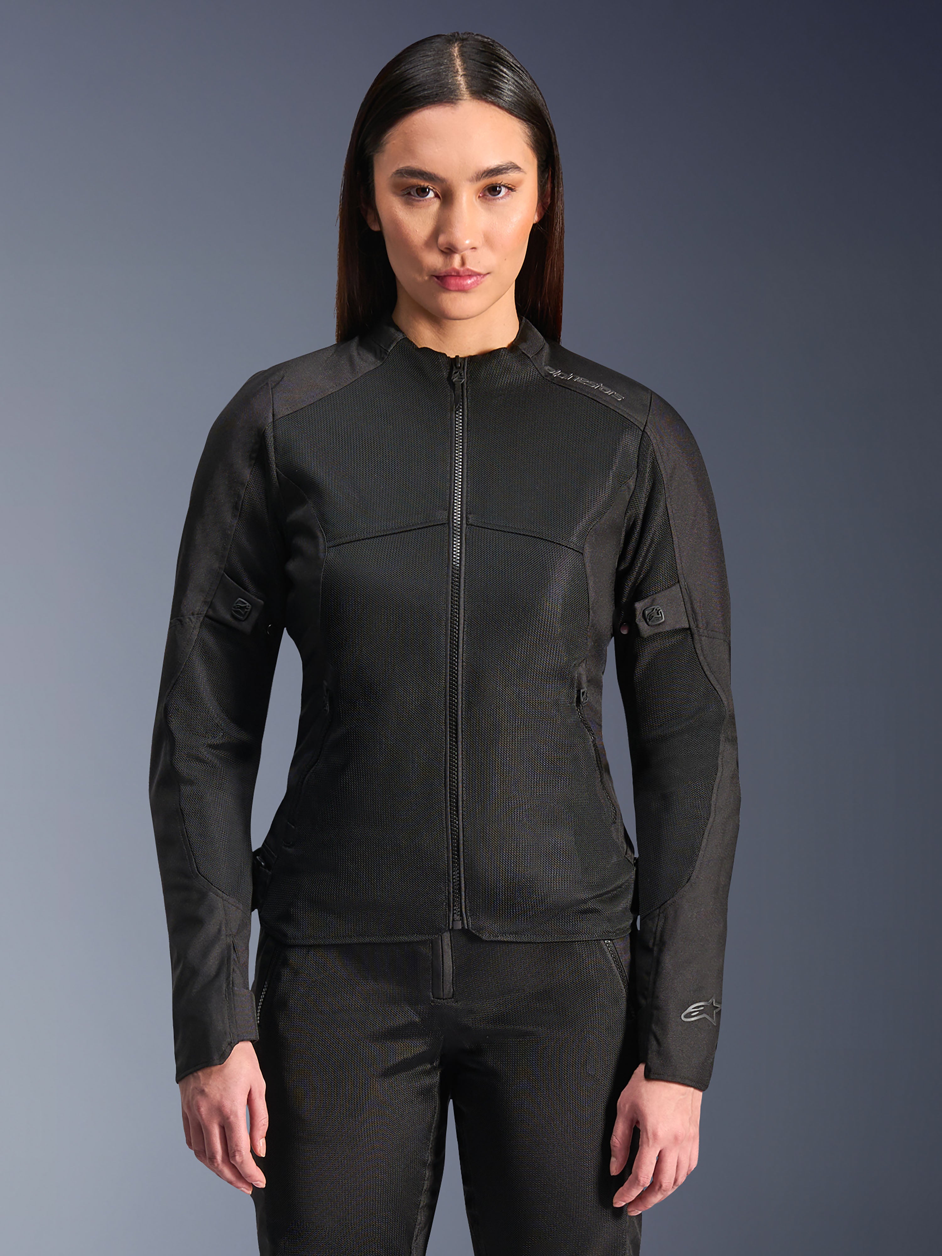 Alpinestars Stella C-1 Air jakke, dame motorcykeljakke, sort, model iført en stilfuld jakke med lynlås og tech mesh-paneler, tætsiddende design med subtile reflekterende logoer på skulder og ærmemanchet