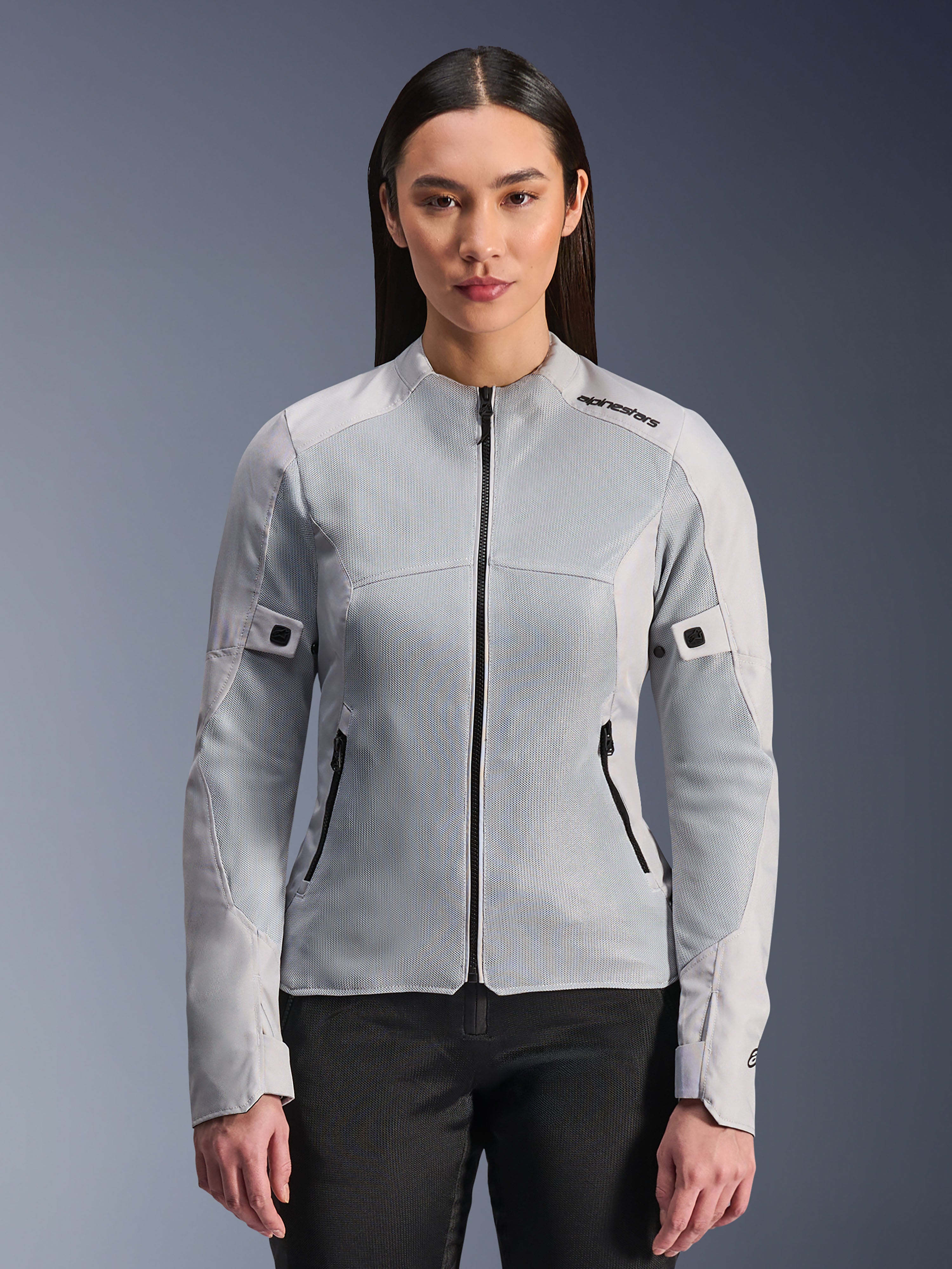 Alpinestars Stella C-1 Air Jakke til damer, motorcykeljakke i mesh, sølv, med åndbare tech mesh-paneler og sorte lynlåse, tætsiddende sommerudstyr båret af en model