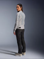Kvinde iført Alpinestars Stella C-1 Air-jakke i Silver, ryg- og sidevisning der viser tech-mesh-paneler og reflekterende skulderlogo, kombineret med sorte motorcykelbukser og beige sneakers, moderne urban køreæstetik