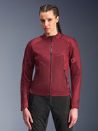 Alpinestars Stella C-1 Air-jakke, motorcykeljakke til damer, bordeauxrød, mesh-paneler for luftgennemstrømning, lynlås foran og på lommerne, figursyet sporty design, båret af en model med sorte motorcykelbukser