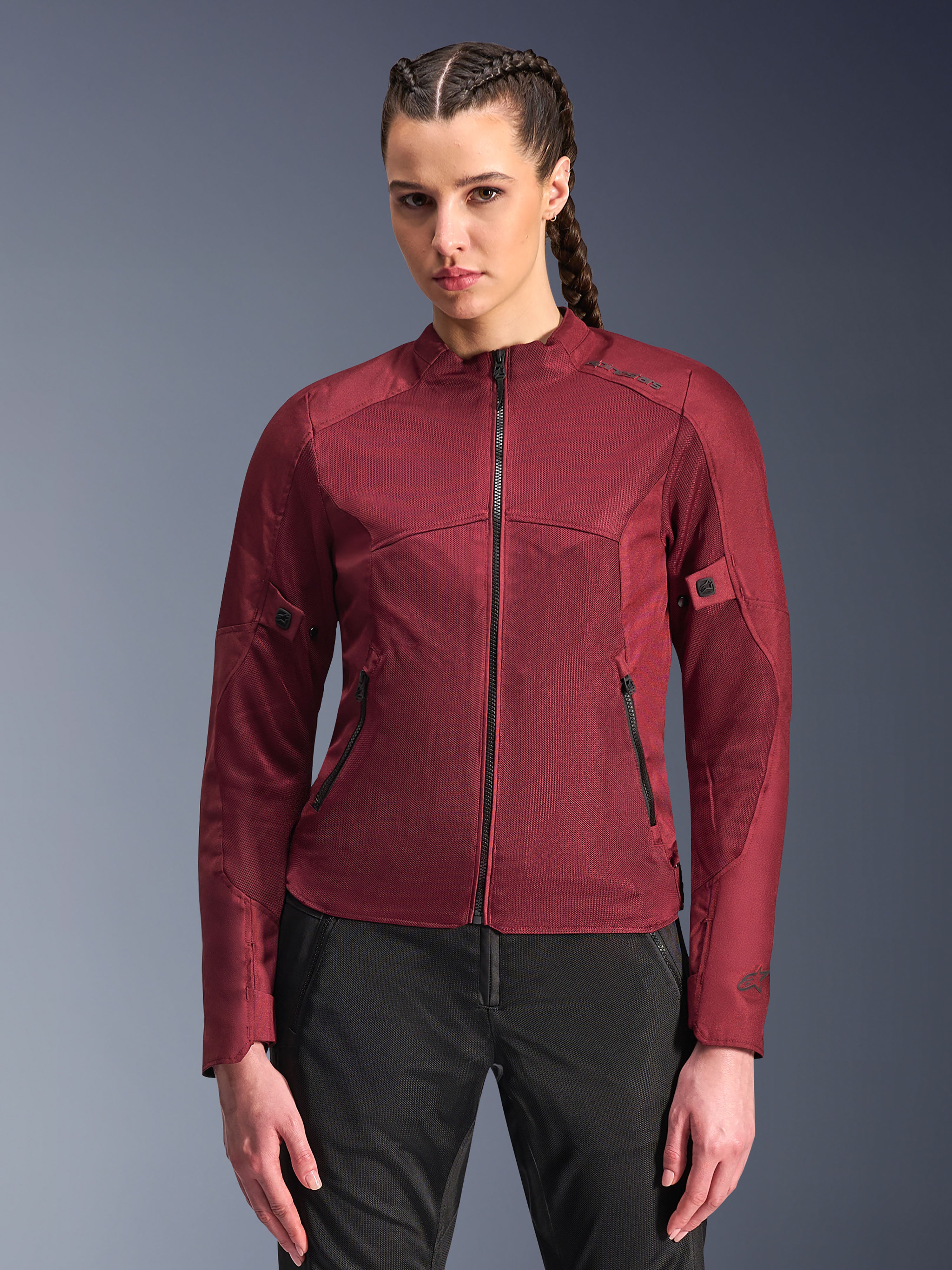 Alpinestars Stella C-1 Air-jakke, motorcykeljakke til damer, bordeauxrød, mesh-paneler for luftgennemstrømning, lynlås foran og på lommerne, figursyet sporty design, båret af en model med sorte motorcykelbukser