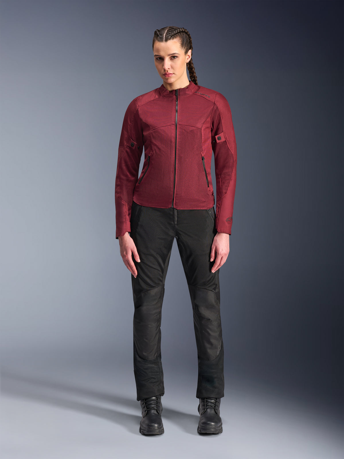 Alpinestars Stella C-1 Air bukser, urban motorcykelbukser til damer, sort, med tekstil- og mesh-konstruktion, vist sammen med en bordeaux Stella C-1 Air jakke og sorte læderstøvler, ren og moderne urban kørestil