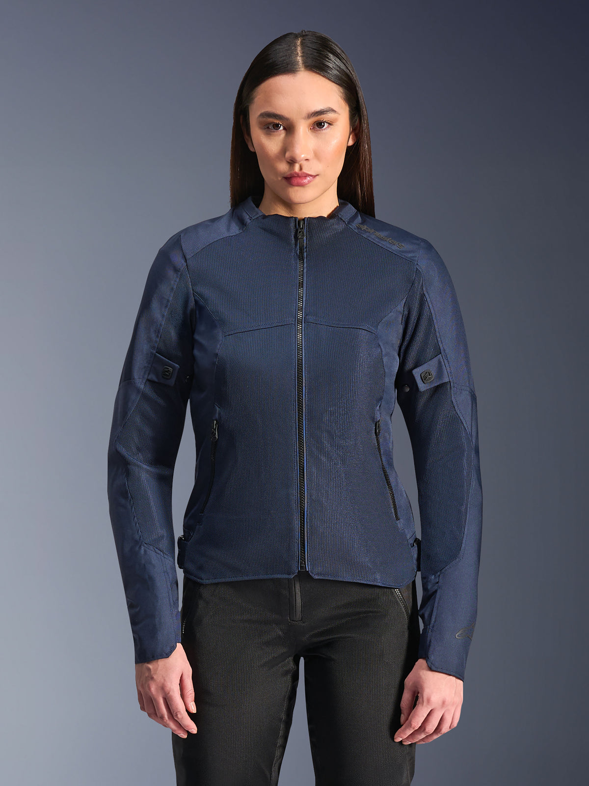 Alpinestars Stella C-1 Air-jakke i blå, dame motorcykeljakke, vist med sorte kørebukser, store mesh-paneler for luftgennemstrømning, lynlås foran og sidelommer med lynlås, rent og moderne design