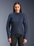 Alpinestars Stella C-1 Air-jakke i blå, dame motorcykeljakke, vist med sorte kørebukser, store mesh-paneler for luftgennemstrømning, lynlås foran og sidelommer med lynlås, rent og moderne design
