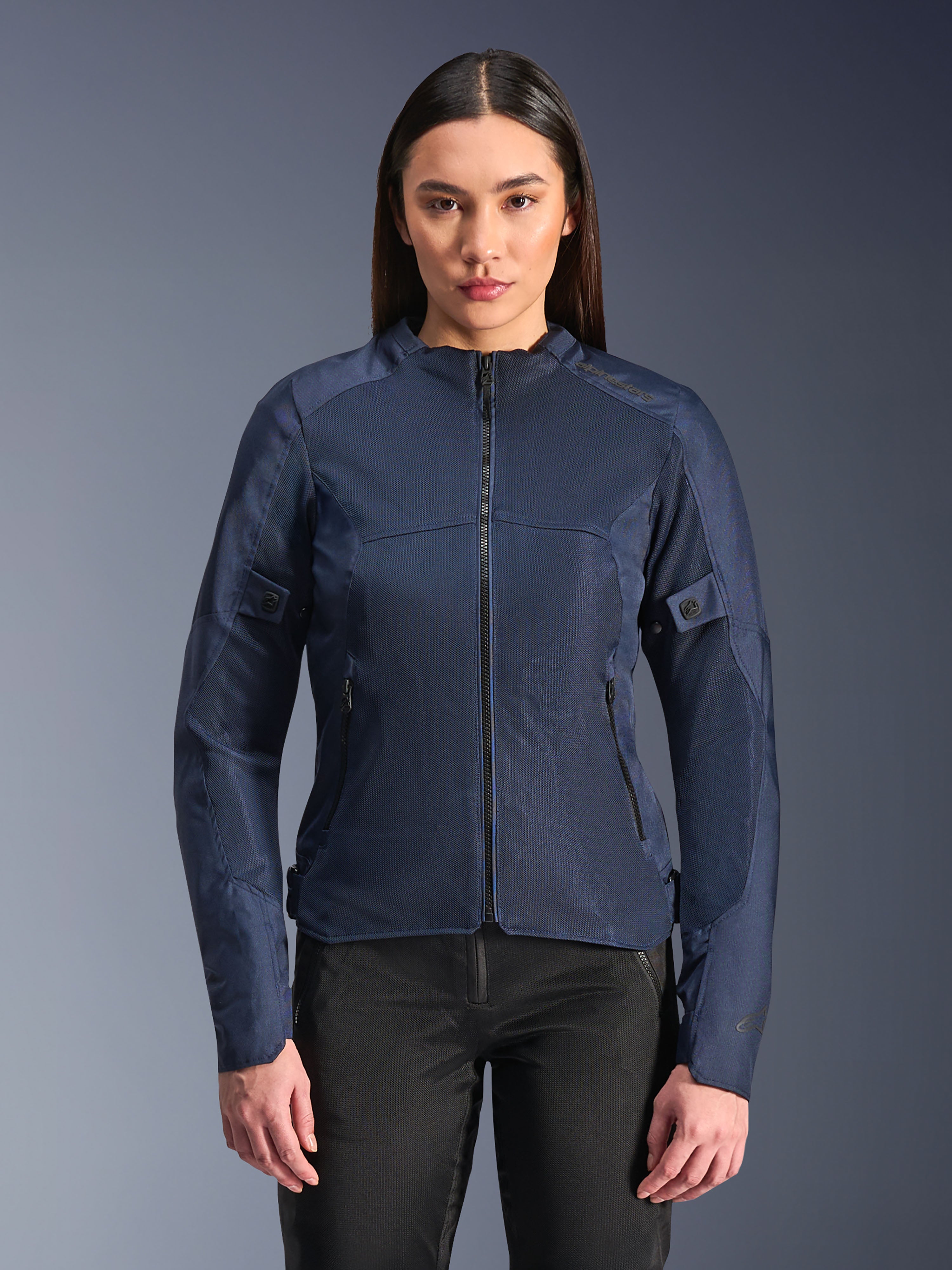 Alpinestars Stella C-1 Air-jakke i blå, dame motorcykeljakke, vist med sorte kørebukser, store mesh-paneler for luftgennemstrømning, lynlås foran og sidelommer med lynlås, rent og moderne design