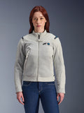 Alpinestars Stella Circal-1 Air-jakke, motorcykeljakke til kvinder, metalgrå med Methyl Blue-detaljer, mesh-ventilationspaneler, lynlås foran med opretstående krave, båret af model over mørkeblå jeans
