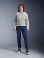 Alpinestars Stella CIRCAL-1 Air jakke, motorcykeljakke til kvinder, Metal Gray og Methyl Blue, båret med mørkeblå jeans og grå kørestøvler, med mesh-paneler til ventilation og et moderne urbant design
