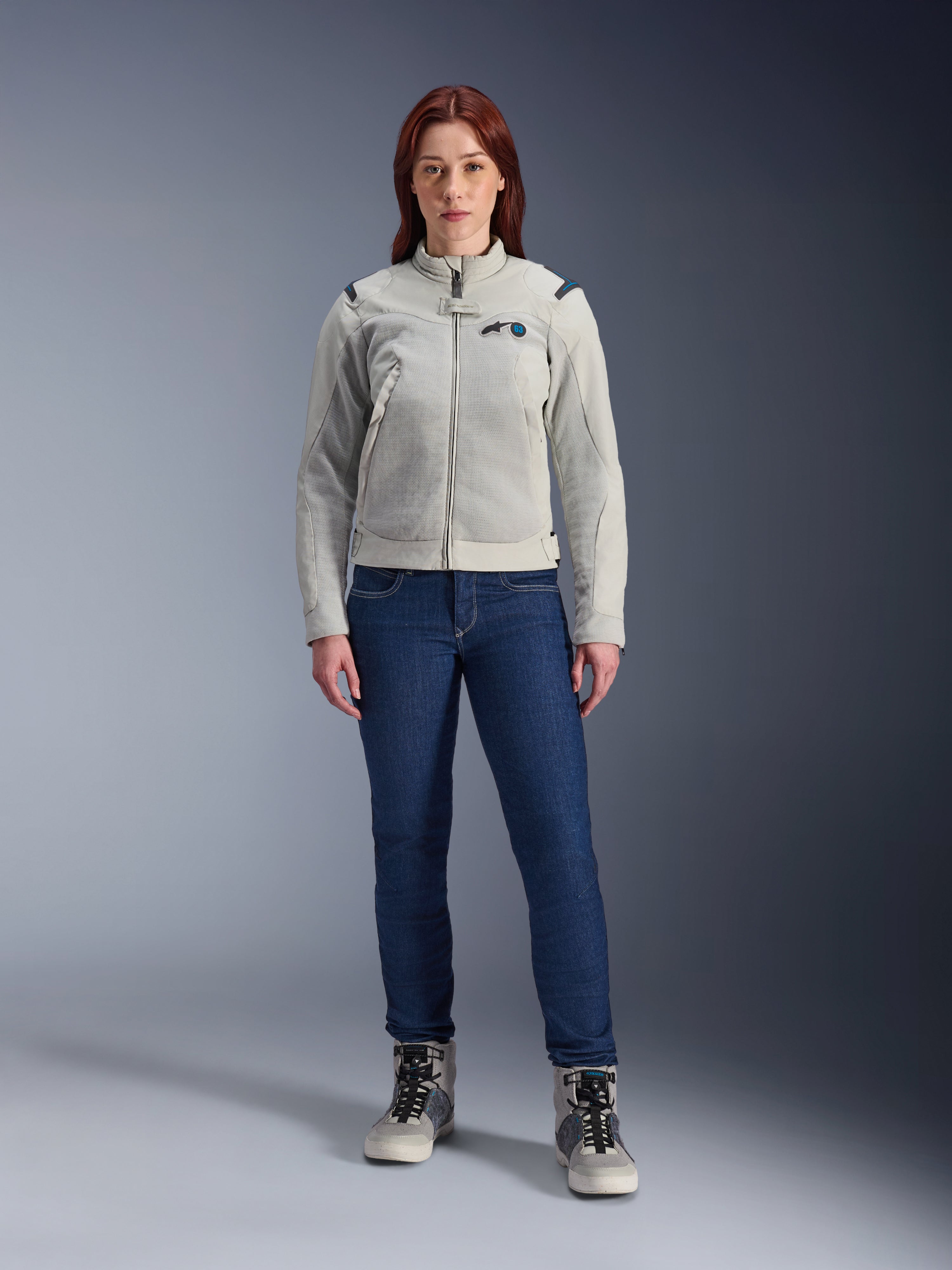 Alpinestars Stella CIRCAL-1 Air jakke, motorcykeljakke til kvinder, Metal Gray og Methyl Blue, båret med mørkeblå jeans og grå kørestøvler, med mesh-paneler til ventilation og et moderne urbant design