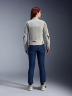 Alpinestars Stella Circal-1 Air Jakke til kvinder i Metal Gray og Methyl Blue, set bagfra, med store mesh-ventilationspaneler på ryggen og armene, båret med mørkeblå denimjeans og grå motorcykelsko for et moderne urbant motorcykel-look.