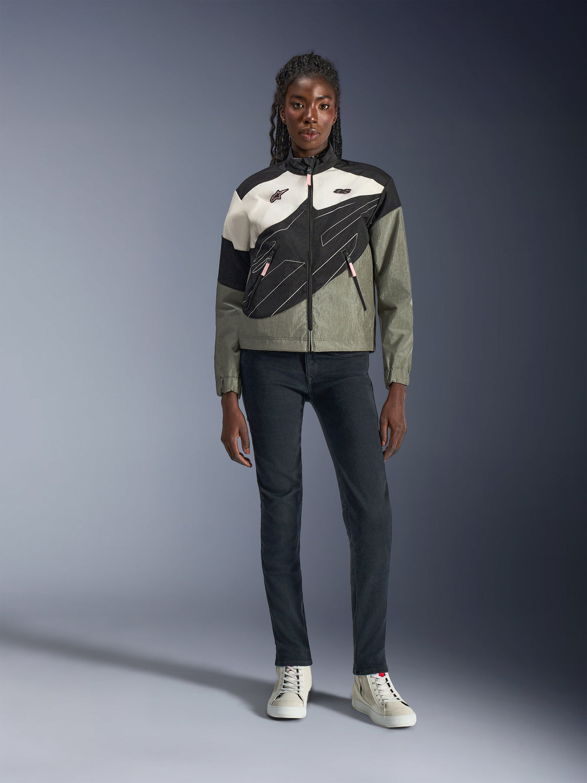 Alpinestars Stella Moshell-jakke, grå og sort urban tekstiljakke til damer med asymmetrisk grafik, båret af en model.