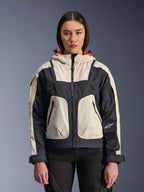 Alpinestars Molly Air jakke, urban motorcykeljakke til damer, Black Almond, set forfra på en model, med creme- og sorte ripstop-paneler, hætte med orange for, lynlåslukning foran og store utility-lommer, moderne streetwear-inspireret motorcykeludstyr