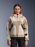 Alpinestars Molly Air jakke, urban motorcykeljakke til damer, Sand Pink Almond farvekombination, design med hætte med laserperforeret ventilation, lyserød lynlåsdetalje og justerbare stropper på ærmerne, vist på en model