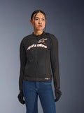 Kvinde iført Alpinestars Stella SMX Air jakke, sort hvid rød fluo, tekstil motorcykeljakke med ventileret mesh og hvidt brystlogo, stylet med blå jeans og sorte kørehandsker, feminin pasform til sportskørsel