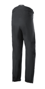 Alpinestars AMT Storm Gear Drystar® XF bukser, sorte motorcykelovertræksbukser, set bagfra med fuld lynlås-taljeforbindelse, elastiske kanter og lynlåsåbninger i benene til kørsel i vådt vejr.