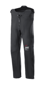 Alpinestars AMT Storm Gear Drystar XF bukser, sorte motorcykel touring-bukser, vandtætte og åndbare, lynlås foran, justerbar talje med højere snit i ryggen, slidstærk konstruktion med rødt og hvidt AMT-logo
