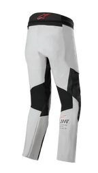 Alpinestars AMT 7 Air bukser, motorcykelbukser, Tan og Dark Shadow, set bagfra med sorte strækpaneler og ventilationsindsatser, rødt logo på linningen og AMT-branding på underbenet, teknisk adventure touring-udstyr
