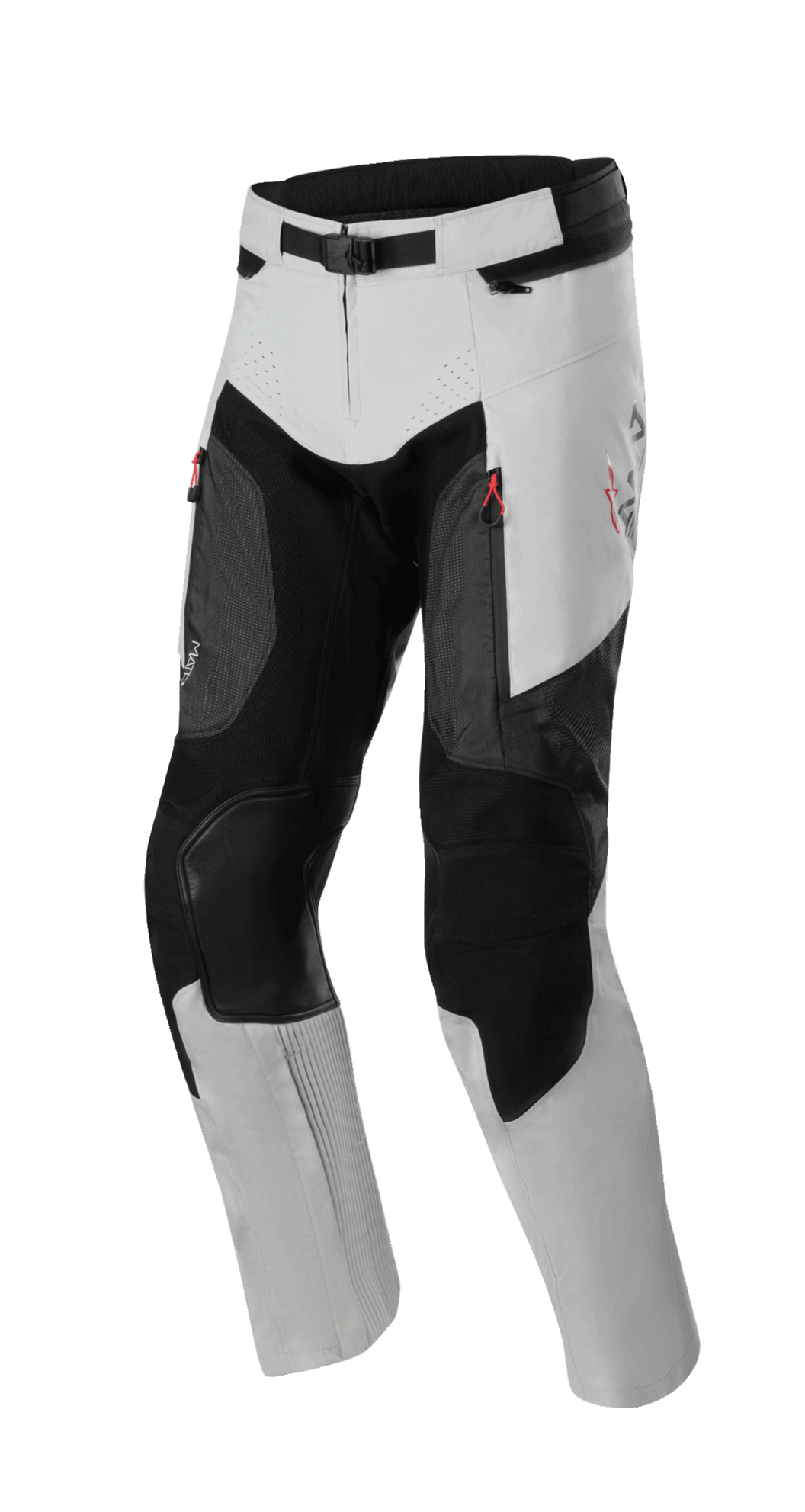Alpinestars AMT 7 Air bukser, adventure touring motorcykelbukser, tan og mørkegrå, med røde lynlåsdetaljer og MATRYX ventilationspaneler, forstærket knæbeskyttelse, laser-perforerede detaljer, justerbar magnetisk taljelukning, moderne design med teksturerede paneler