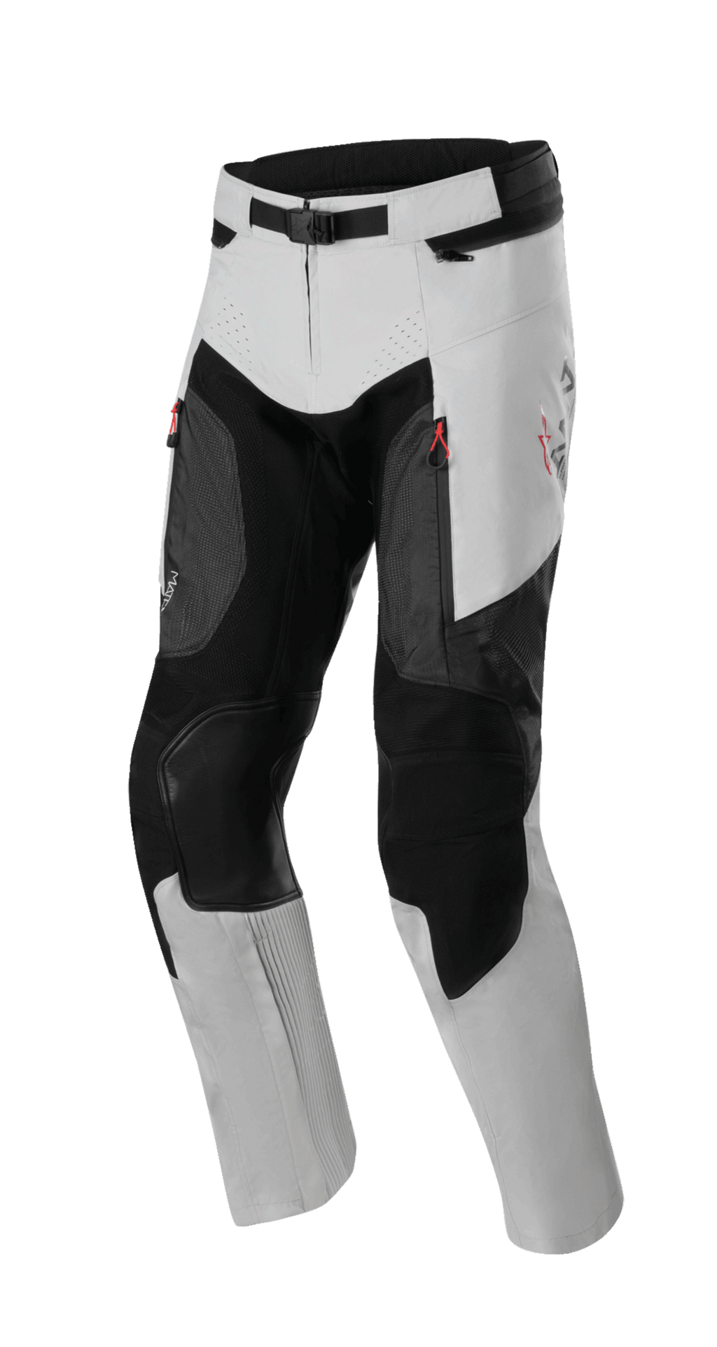 Alpinestars AMT 7 Air bukser, adventure touring motorcykelbukser, tan og mørkegrå, med røde lynlåsdetaljer og MATRYX ventilationspaneler, forstærket knæbeskyttelse, laser-perforerede detaljer, justerbar magnetisk taljelukning, moderne design med teksturerede paneler