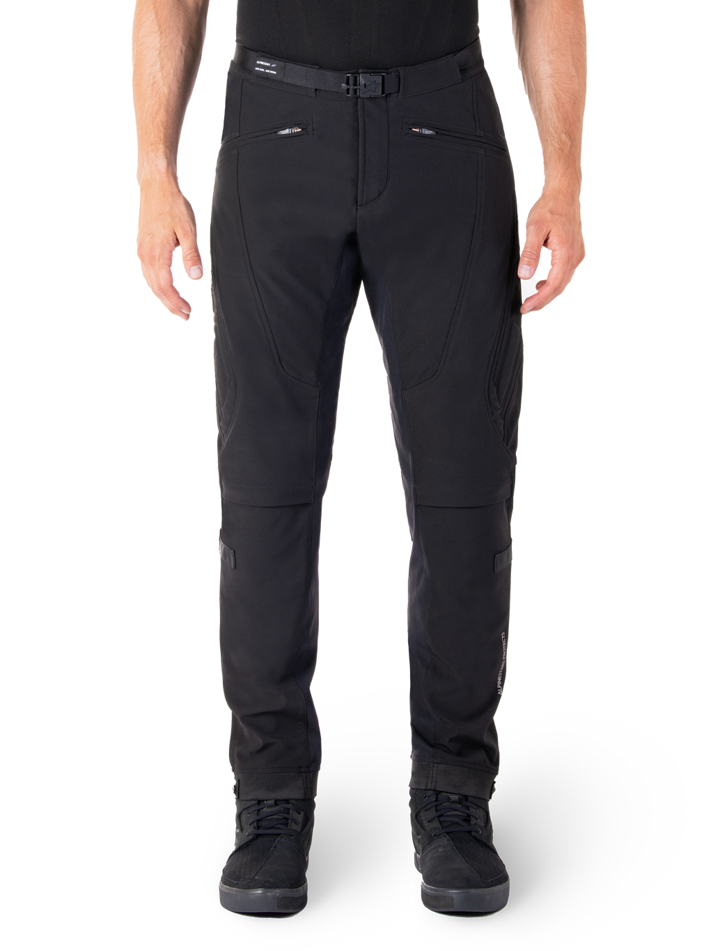Alpinestars Alden bukser, sorte urban motorcykelbukser, set forfra, teknisk stretch-softshell-stof, integreret bælte med magnetisk spænde, forlommer med lynlås, quiltede knædetaljer, slim-fit silhuet, stylet med sorte køresko