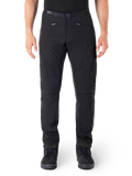 Alpinestars Alden bukser, sorte urban motorcykelbukser, set forfra, teknisk stretch-softshell-stof, integreret bælte med magnetisk spænde, forlommer med lynlås, quiltede knædetaljer, slim-fit silhuet, stylet med sorte køresko