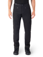 Alpinestars Alden bukser, sorte urban motorcykelbukser, set forfra, teknisk stretch-softshell-stof, integreret bælte med magnetisk spænde, forlommer med lynlås, quiltede knædetaljer, slim-fit silhuet, stylet med sorte køresko