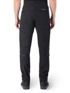 Alpinestars Alden bukser, sorte urban motorcykelbukser, set bagfra, med reflekterende MO.ST.EQ.-ordmærke på bagstykket, slim fit under knæet og volumenjusteringer med trykknapper på læggene og manchetterne, streetwear-inspireret teknisk tekstildesign