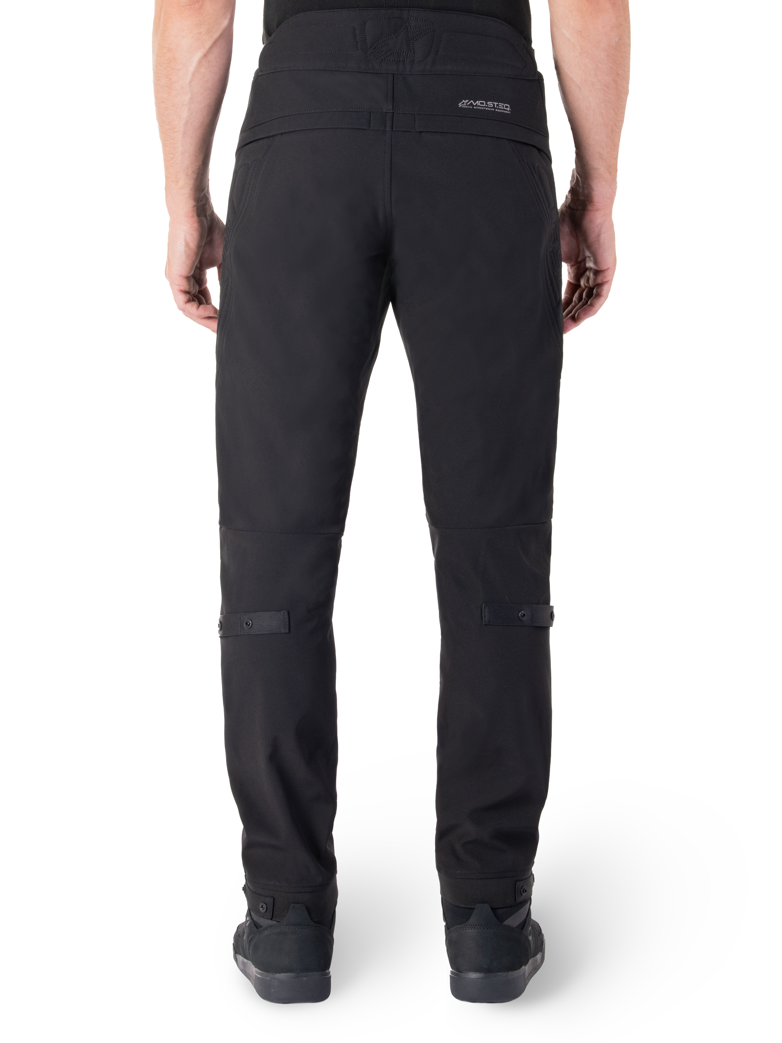 Alpinestars Alden bukser, sorte urban motorcykelbukser, set bagfra, med reflekterende MO.ST.EQ.-ordmærke på bagstykket, slim fit under knæet og volumenjusteringer med trykknapper på læggene og manchetterne, streetwear-inspireret teknisk tekstildesign