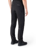 Alpinestars Alden bukser, urbane motorcykelbukser, sort, set bagfra viser teknisk softshell-stof med quiltede detaljer, MO.ST.EQ. reflekterende branding på bagstykket og justerbare lægstropper, kombineret med sorte køresko