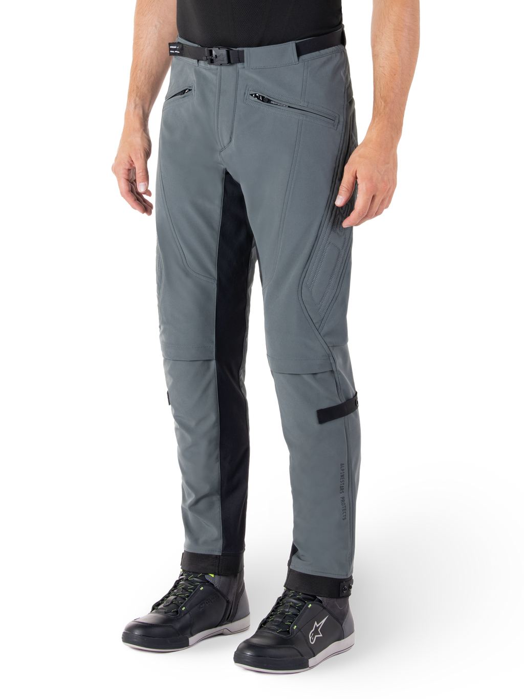 Alpinestars Alden bukser, Urban grå og sorte motorcykelbukser, streetwear-inspirerede tekstilkørebukser med 3-lags stretch-softshell, sorte indvendige benpaneler, indbygget taljebælte, slim fit under knæet, vist med sorte køresko