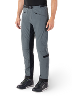 Alpinestars Alden bukser, Urban grå og sorte motorcykelbukser, streetwear-inspirerede tekstilkørebukser med 3-lags stretch-softshell, sorte indvendige benpaneler, indbygget taljebælte, slim fit under knæet, vist med sorte køresko