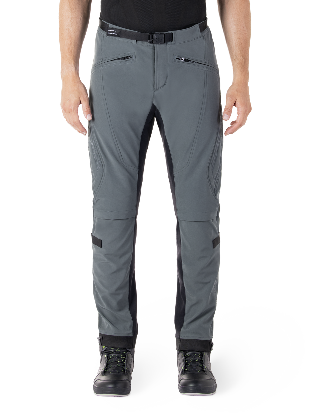 Alpinestars Alden bukser, urban grå med sorte paneler, tekniske motorcykelbukser, set forfra med lynlåslommer og integreret magnetisk taljebælte, slim-fit softshell-design til bypendling