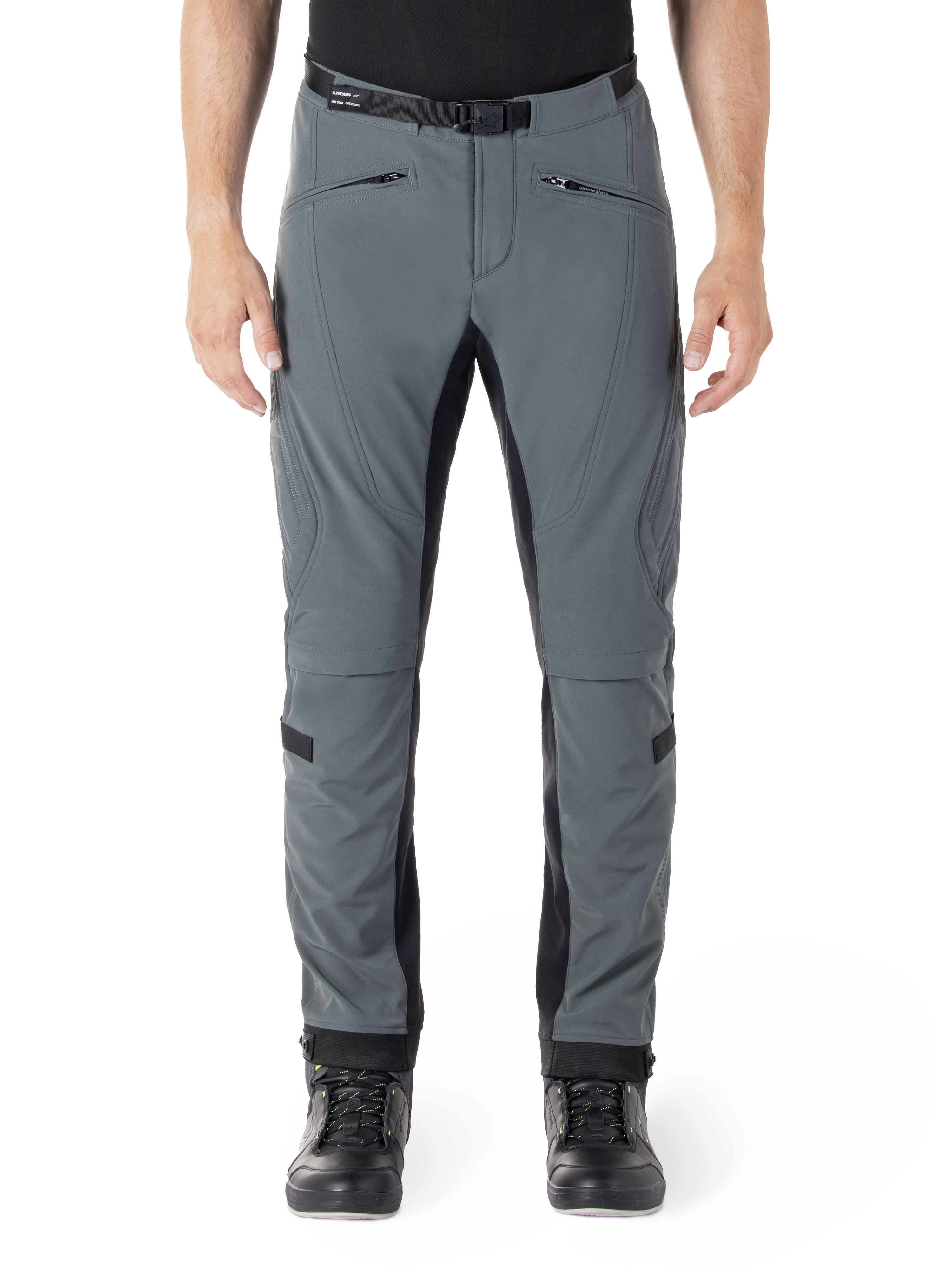 Alpinestars Alden bukser, urban grå med sorte paneler, tekniske motorcykelbukser, set forfra med lynlåslommer og integreret magnetisk taljebælte, slim-fit softshell-design til bypendling