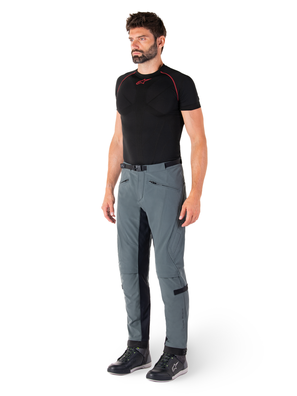 Alpinestars Alden bukser, tekniske motorcykelbukser i Urban Gray, med quiltede sidepaneler og sort strækstof på indersiden af benene, stylet med et sort basislag og køresko, streetwear-inspireret urbant køreudstyr