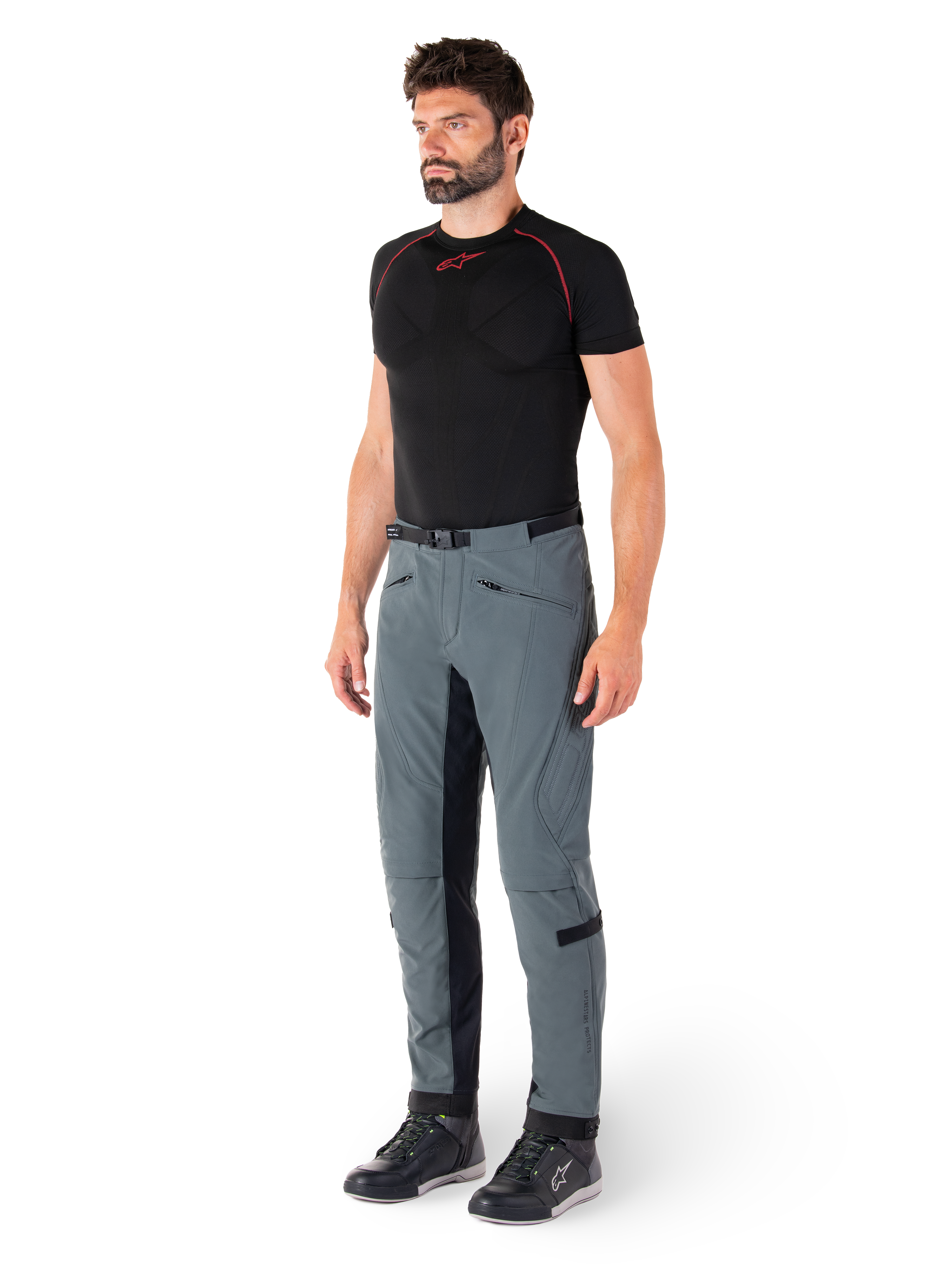 Alpinestars Alden bukser, tekniske motorcykelbukser i Urban Gray, med quiltede sidepaneler og sort strækstof på indersiden af benene, stylet med et sort basislag og køresko, streetwear-inspireret urbant køreudstyr