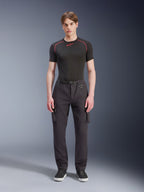 Alpinestars Flex-AST Cargo Pants - Short, sorte, båret af en mandlig model med en sort performance t-shirt og sorte sneakers, urbane motorcykelbukser med flere cargolommer, tilspidset pasform, indbygget bælte med spænde og D-ring