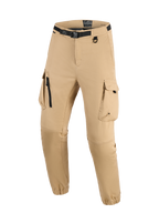 Alpinestars Flex-AST Cargo bukser, lysebeige, tekniske urbane motorcykelbukser med integreret sort bælte med spænde, store cargolommer med lynlås- og klapdetaljer, D-ring og elastiske sømme, moderne robust stil til kørsel.