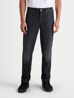 Alpinestars Flex Ast 8 Denim Bukser, herre-urbanmotorcykeljeans i sort med slidt finish, frontbillede af model iført hverdagstøj, AA-certificeret enkeltlags strækdenim