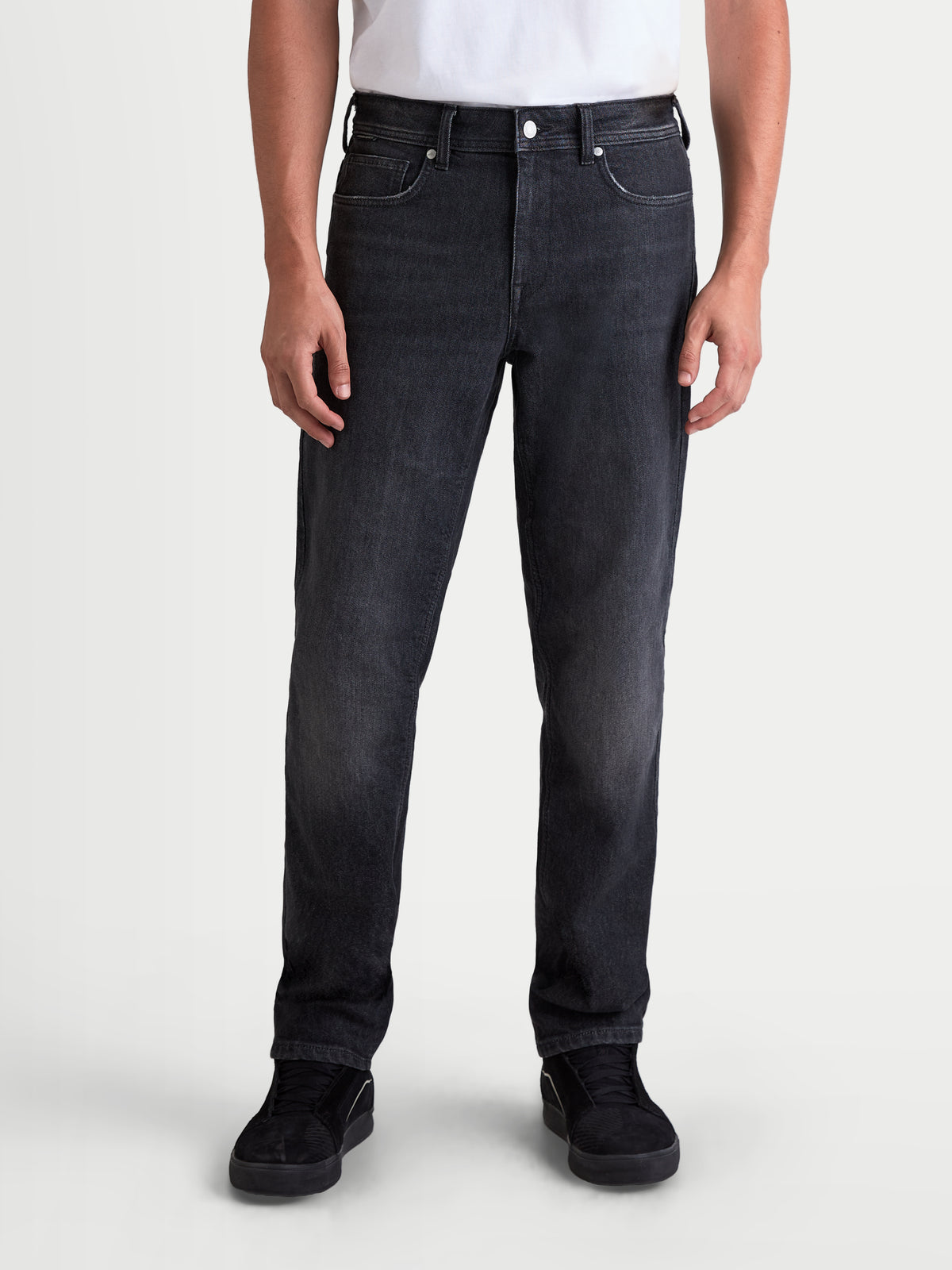 Alpinestars Flex Ast 8 Denim Bukser, herre-urbanmotorcykeljeans i sort med slidt finish, frontbillede af model iført hverdagstøj, AA-certificeret enkeltlags strækdenim