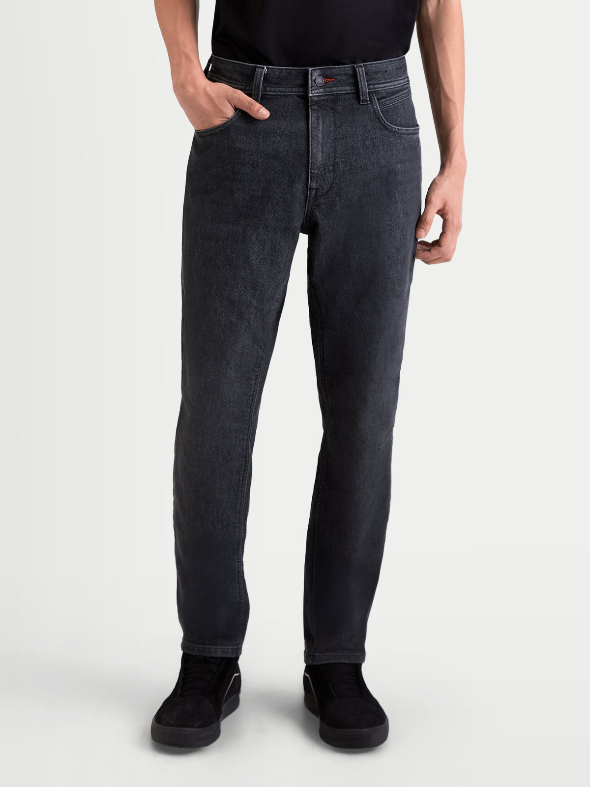Alpinestars Flex-AST 7 Denim bukser, herre-motorcykeljeans i falmet sort, enlagskonstruktion med CE-certificeret beskyttelse, båret af mandlig model